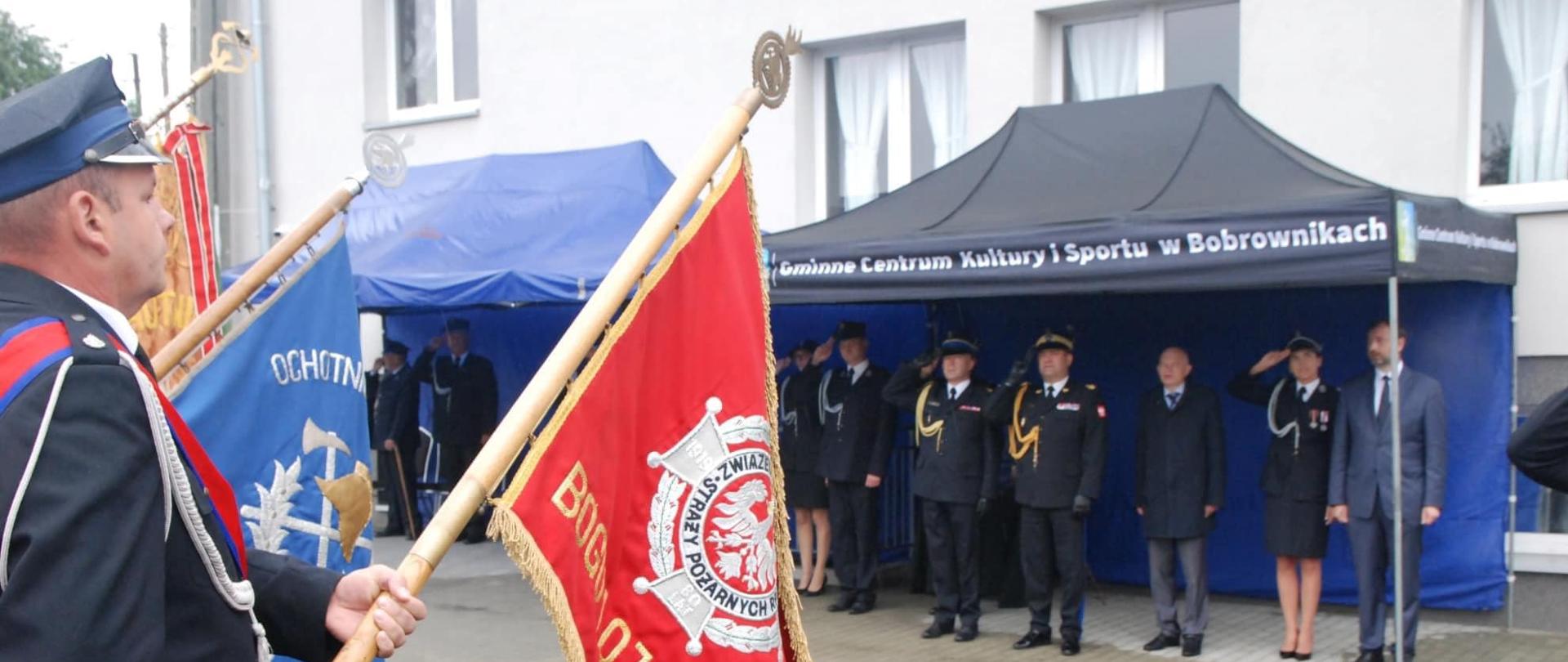 Zdjęcie przedstawia kadrę oddającą hołd sztandarowi Ochotniczej Straży Pożarnej w Myszkowicach