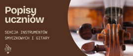 Plakat w brązowych odcieniach zaprasza na popis uczniów sekcji instrumentów smyczkowych i gitary. Po lewej stronie znajduje się tekst z datą, godziną i miejscem wydarzenia, po prawej zbliżenie główki skrzypiec. Całość ma elegancki, muzyczny charakter.