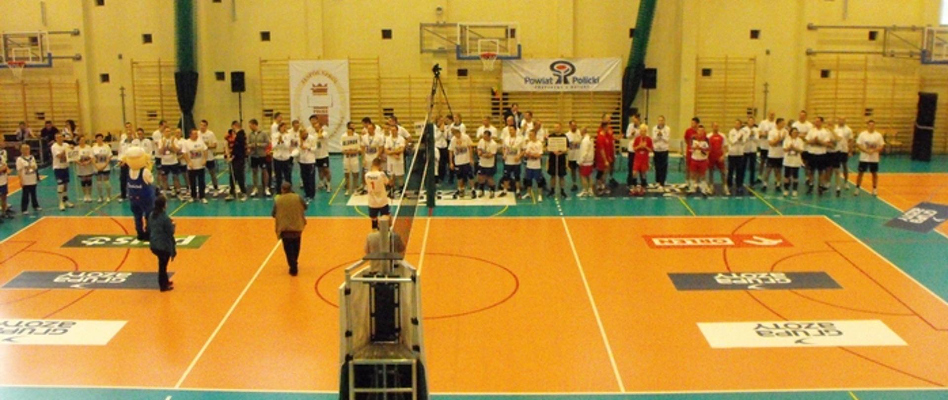 Zdjęcie przedstawia halę z publicznością