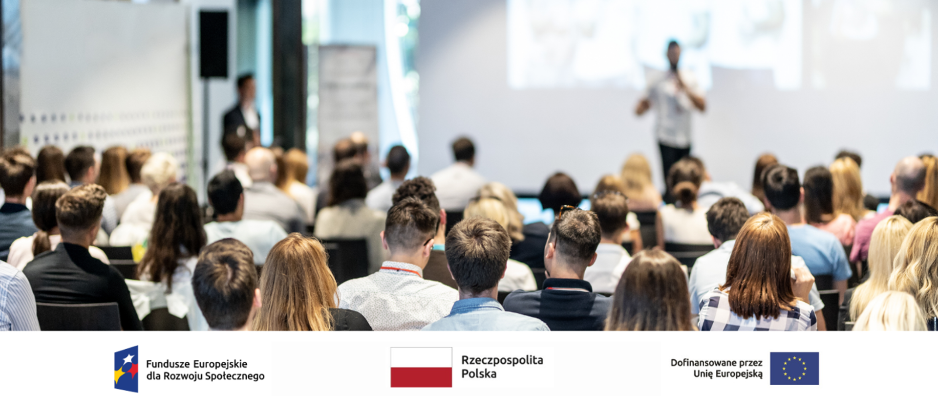 Na dole ciąg logotypów, zdjęcie ludzi siedzących podczas konferencji tyłem