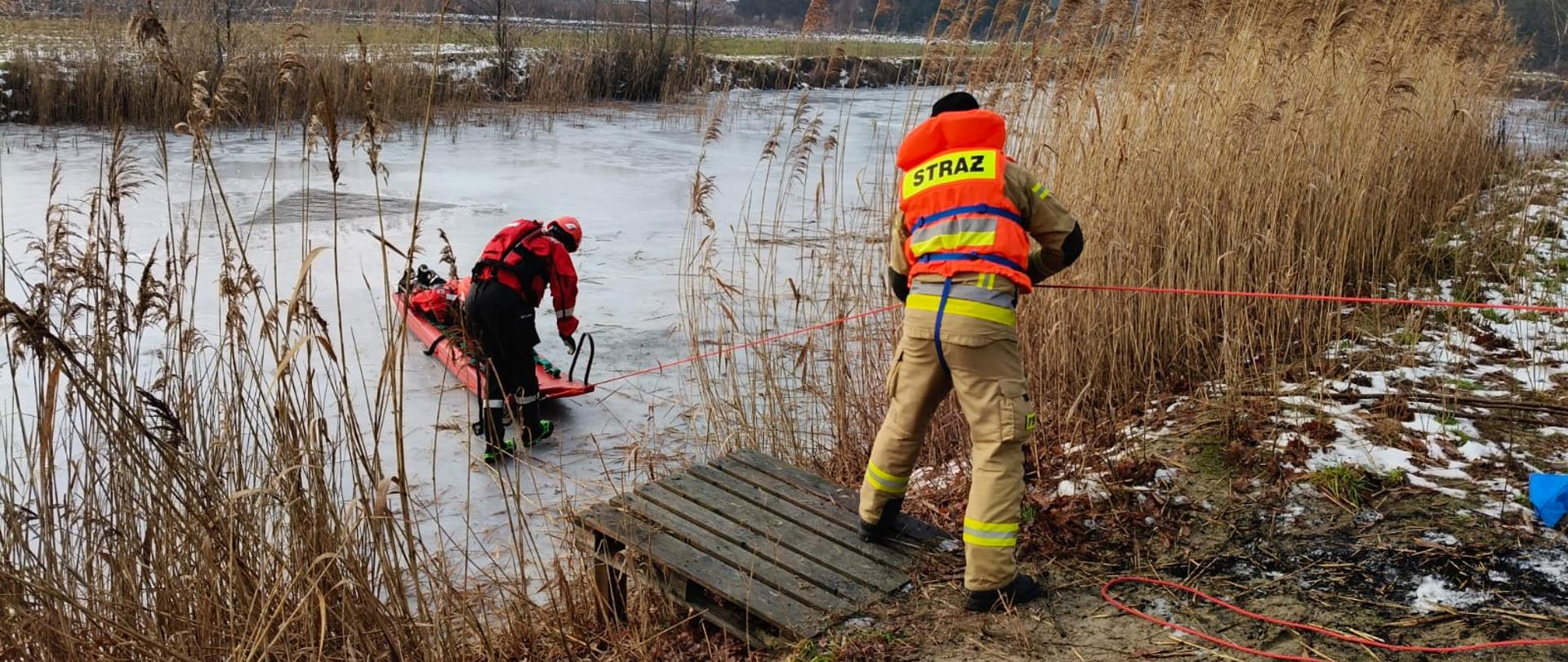 Strażacy podczas ćwiczeń na akwenie