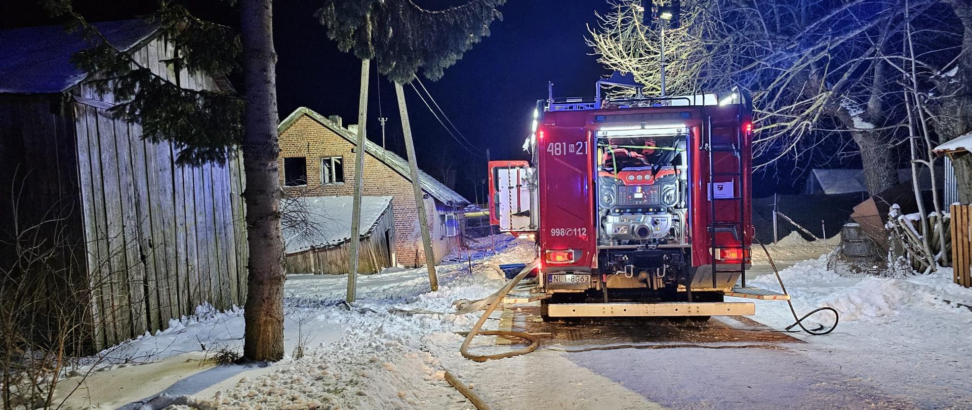 Zdjęcie przedstawia pojazdy pożarnicze podczas akcji gaśniczej 