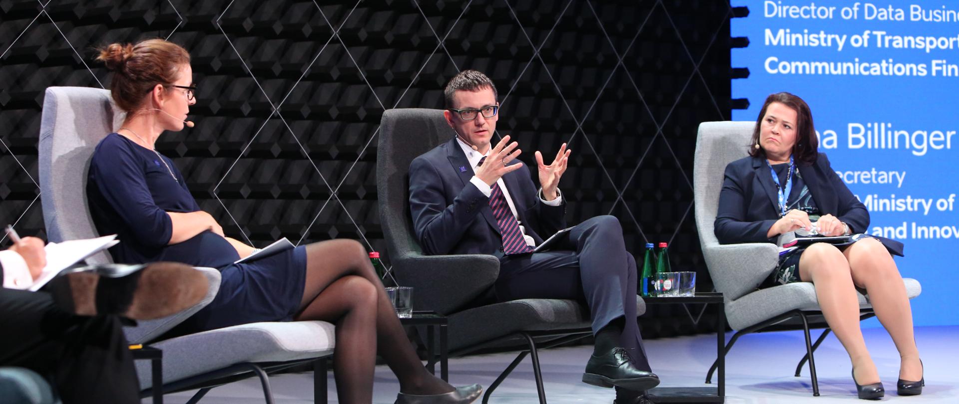 Trzech panelistów prowadzących dyskusję. Wśród nich wiceminister Karol Okoński.