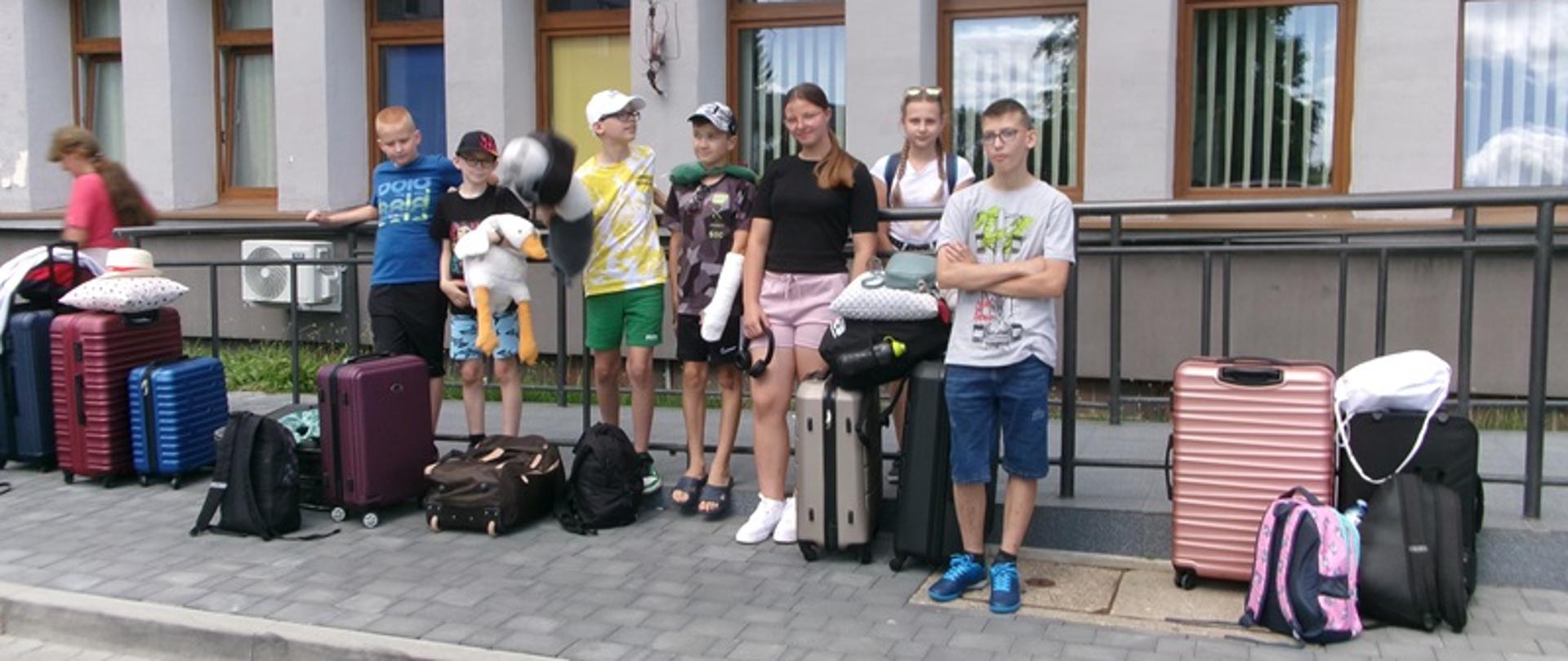 Oczekujące dzieci rolników na przyjazd autokaru