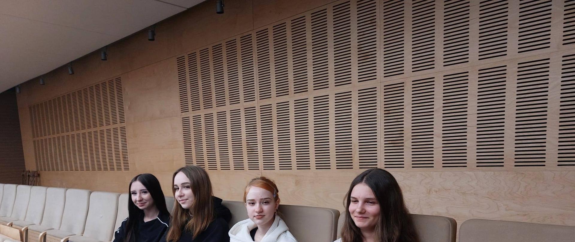 Uczennice zajęły miejsca w fotelach.