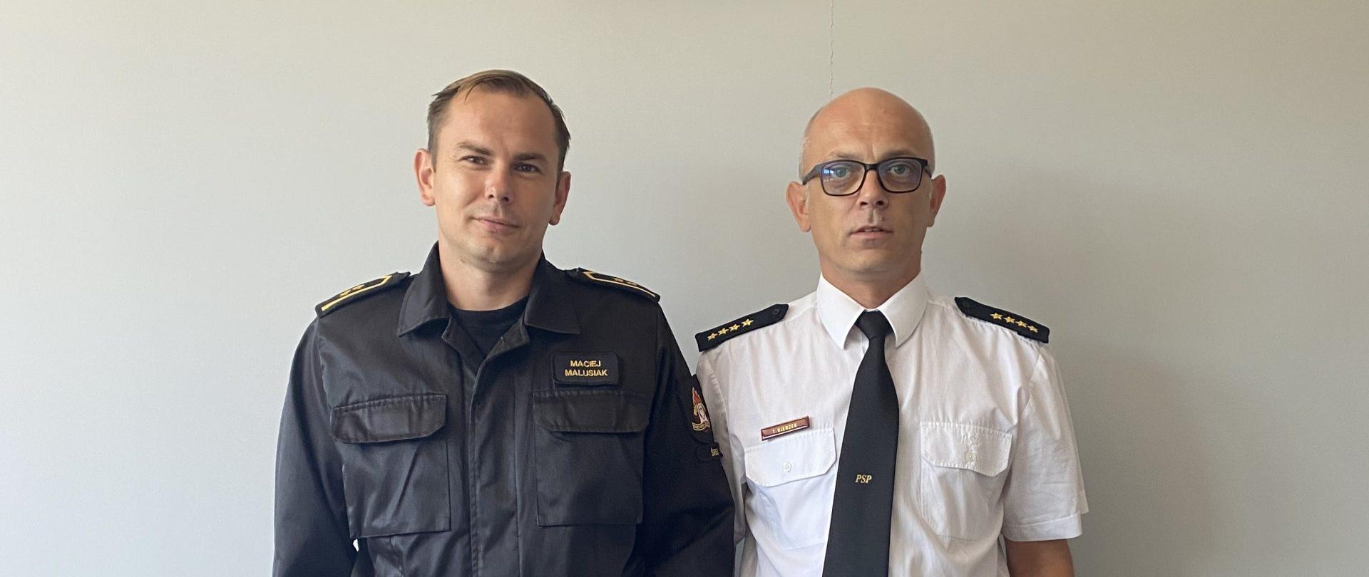 Na zdjęciu komendant powiatowy PSP oraz nagrodzony strażak 