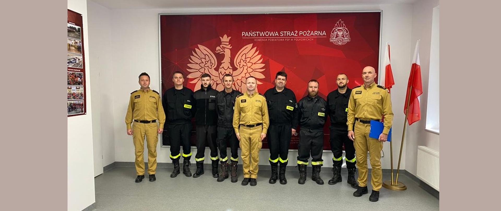 Fotografia przedstawiająca funkcjonariuszy PSP i strażaków ratowników OSP, po zakończonym szkoleniu naczelników OSP w sali szkoleniowej KP PSP Polkowice