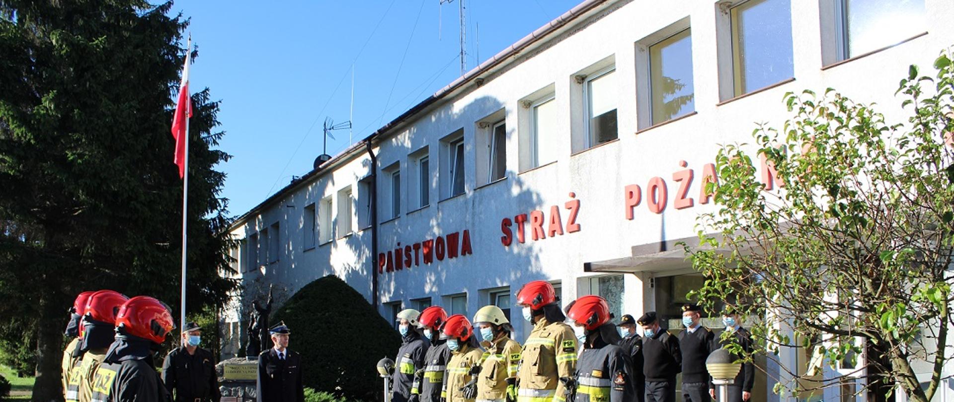 Zdjęcie przed KP PSP Świdwin podczas uroczystej zmiany służby