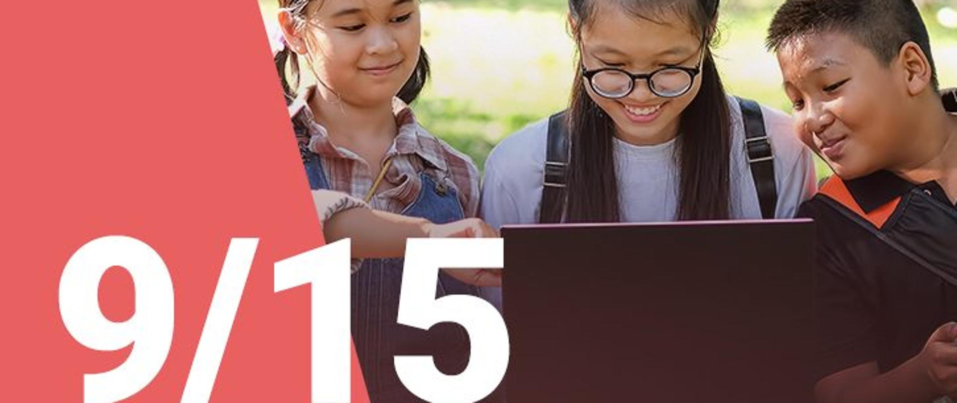 Na zdjęciu widzimy dwie dziewczynki oraz chłopca patrzących z uśmiechem na ekran laptopa. W dolnym lewym roku widoczna jest numeracja zdjęcia (9/15) 