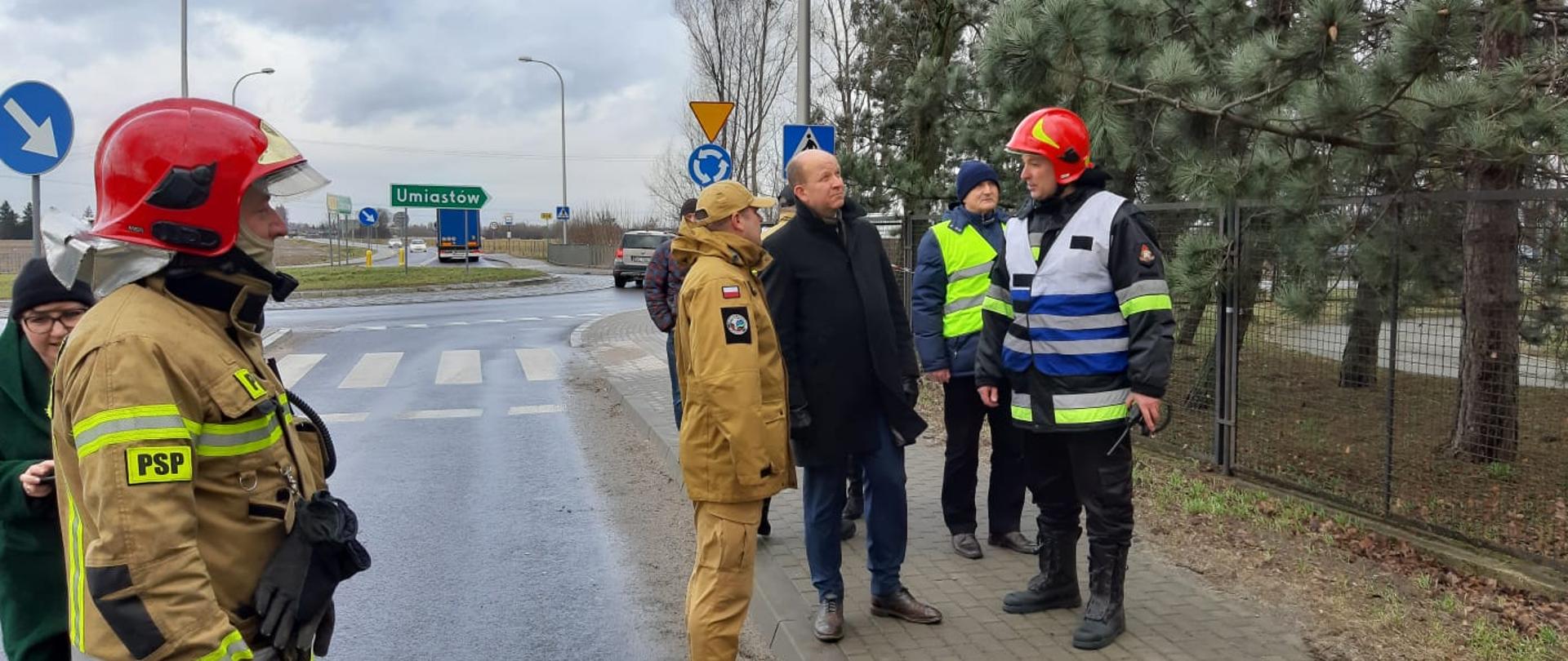 Naczelnik wydziału operacyjnego KW PSS i komendant powiatowy podczas działań przy DPS w Pilaszkowie