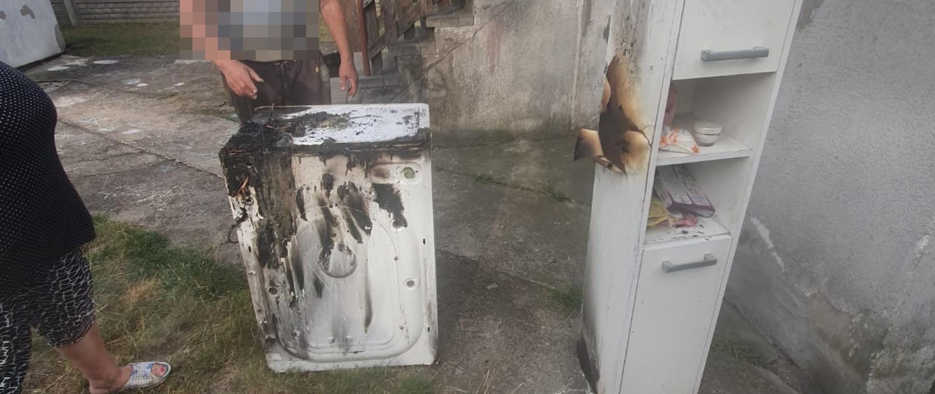 Na zdjęciu widać wyniesione elementy wyposażenia AGD