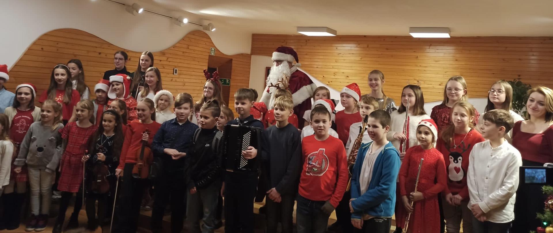 zdjęcie grupowe uczniów i nauczycieli ze świętym mikołajem