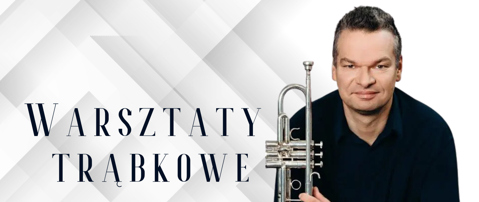 alt. Plakat informujący o wydarzeniu - warsztaty trąbkowe w PSM I st. w Biłgoraju - 21.10.2025 r. Zdjęcie wykładowcy z trąbką. Tło w białe wzory geometryczne. Logo szkoły. 