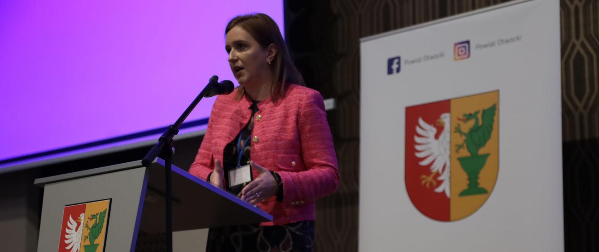 Wiceminister Olga Semeniuk wygłasza przemówienie na temat Polskiego Ładu podczas Forum Gospodarczego Powiatu Otwockiego.