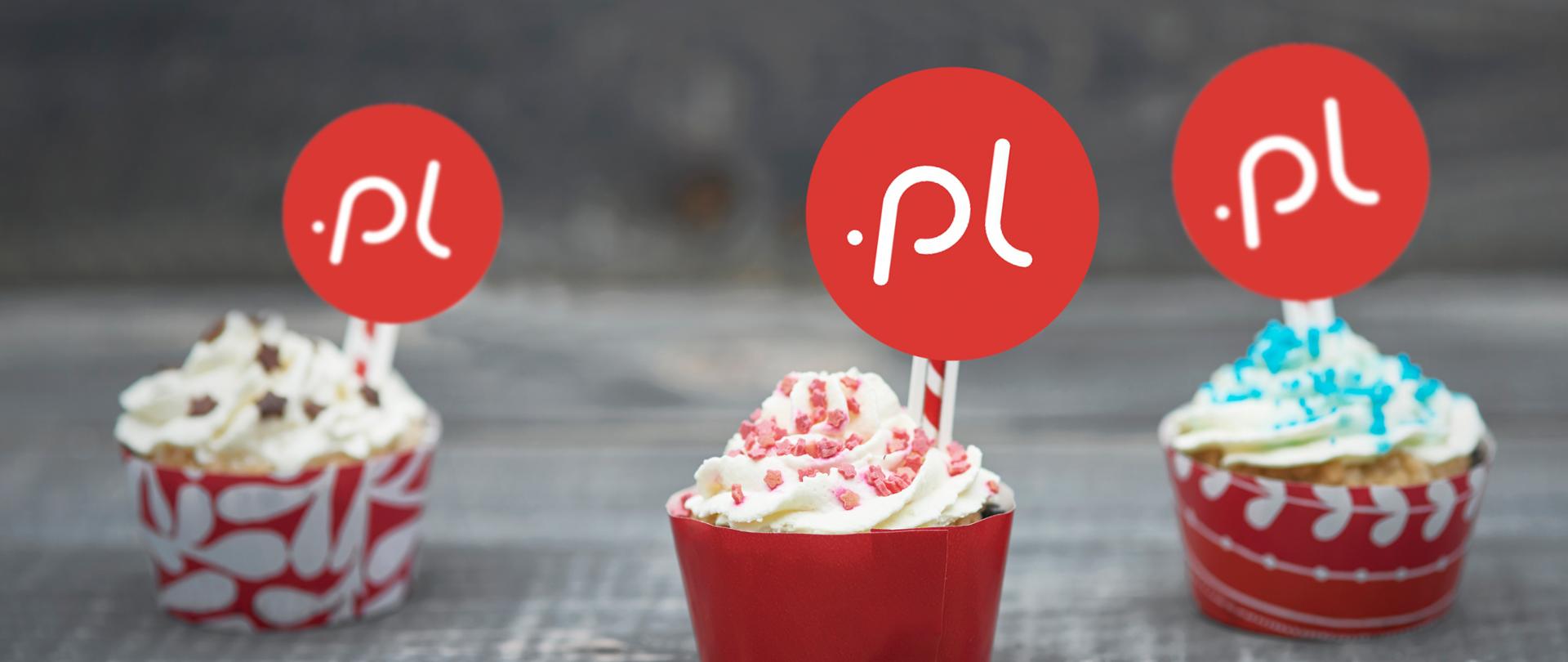 Trzy biało-czerwone muffiny, z oznaczeniami logo domeny .pl