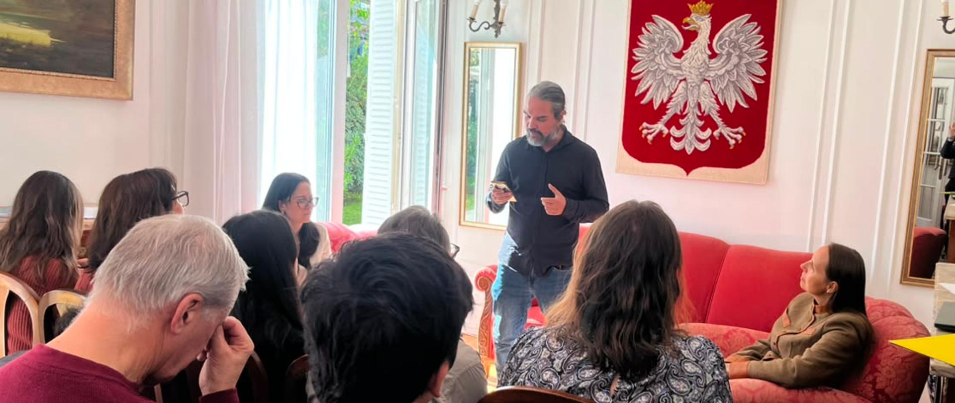 spotkanie w ambasadzie czytanie poezji Karola Wojtyły 