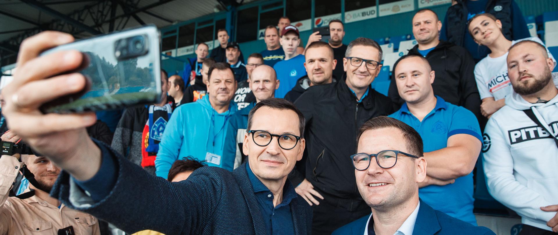 Premier Mateusz Morawiecki podczas spotkania na stadionie Klubu Sportowego Ruch Chorzów.