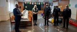 Fotografia przedstawiająca przekazanie sprzętu ratowniczego dla strażaków z Gminy Jastrząb