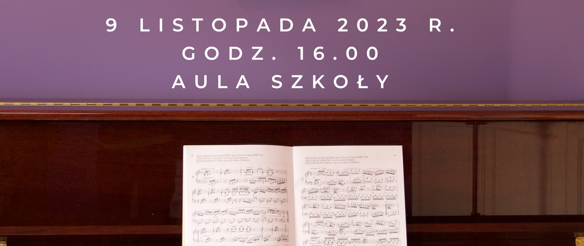 Zdjęcie w fioletowej kolorystyce. W dolnej części znajduje się pianino przy którym stoi przygrywająca biała maskotka (miś). Nad pianinem, na fioletowej ścianie znajduje się portret Ludwika van Beethovena. W tle napis: "Popis klasy fortepianu mgr Małgorzaty Niewęgłowskiej odbędzie się 9 listopada 2023 r. o godz. 16.00 w auli szkoły."