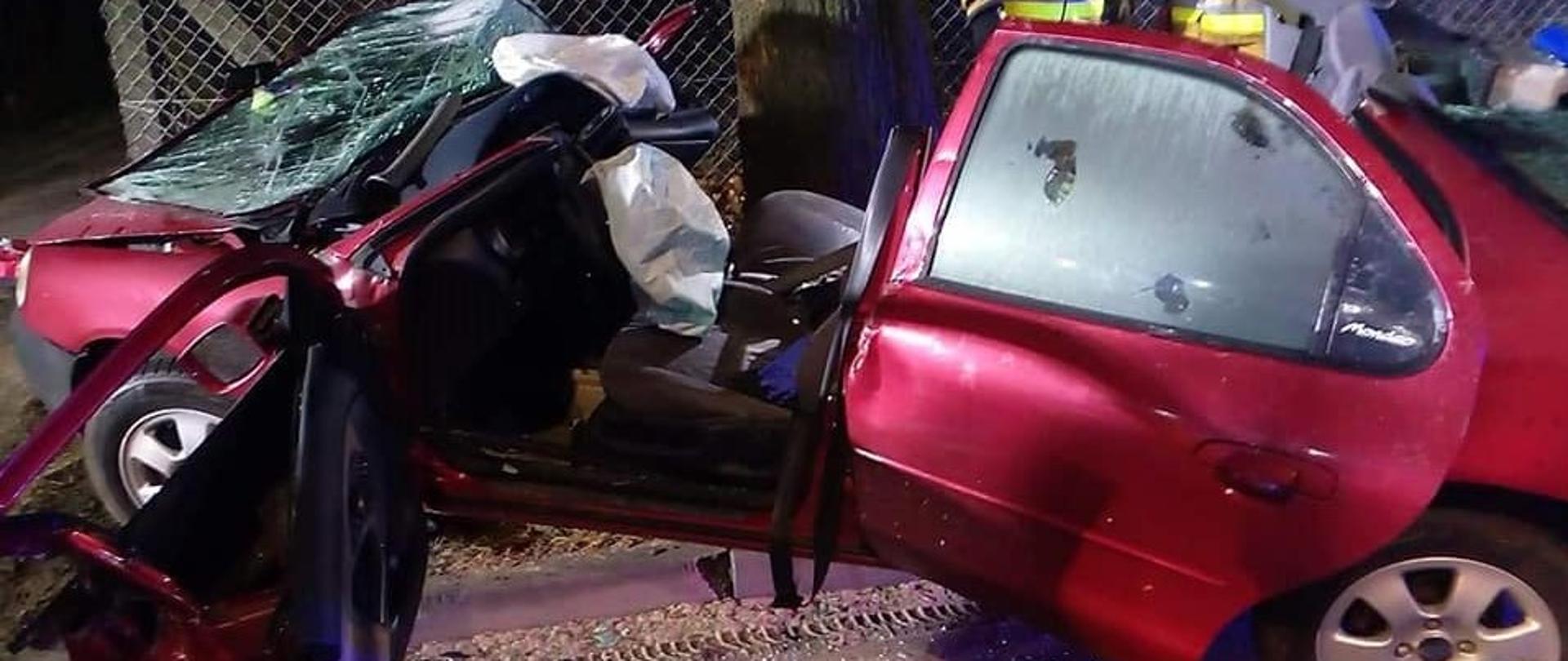 uszkodzony po wypadku samochód