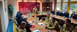 Strażacy KP PSP w Pińczowie oraz zaproszeni goście podczas narady podsumowującej 2024 rok