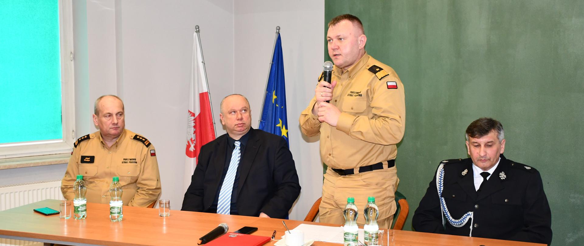 Na zdjęciu wiedzmy przemawiającego Komendanta Wojewódzkiego PSP w Rzeszowie.