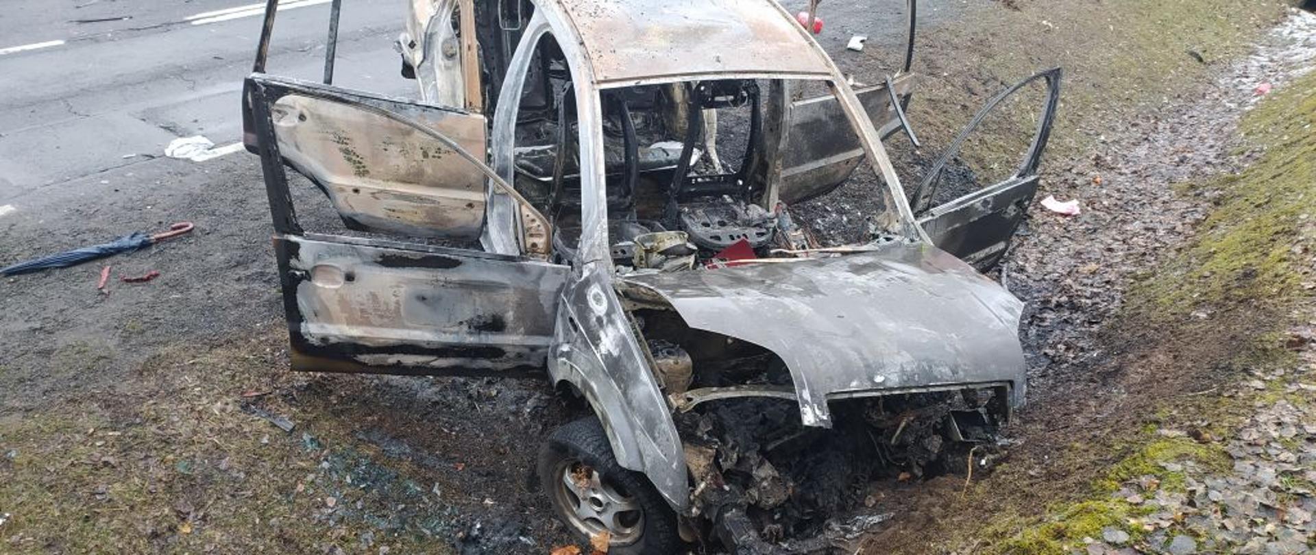 Na zdjęciu znajduje się spalony samochód osobowy