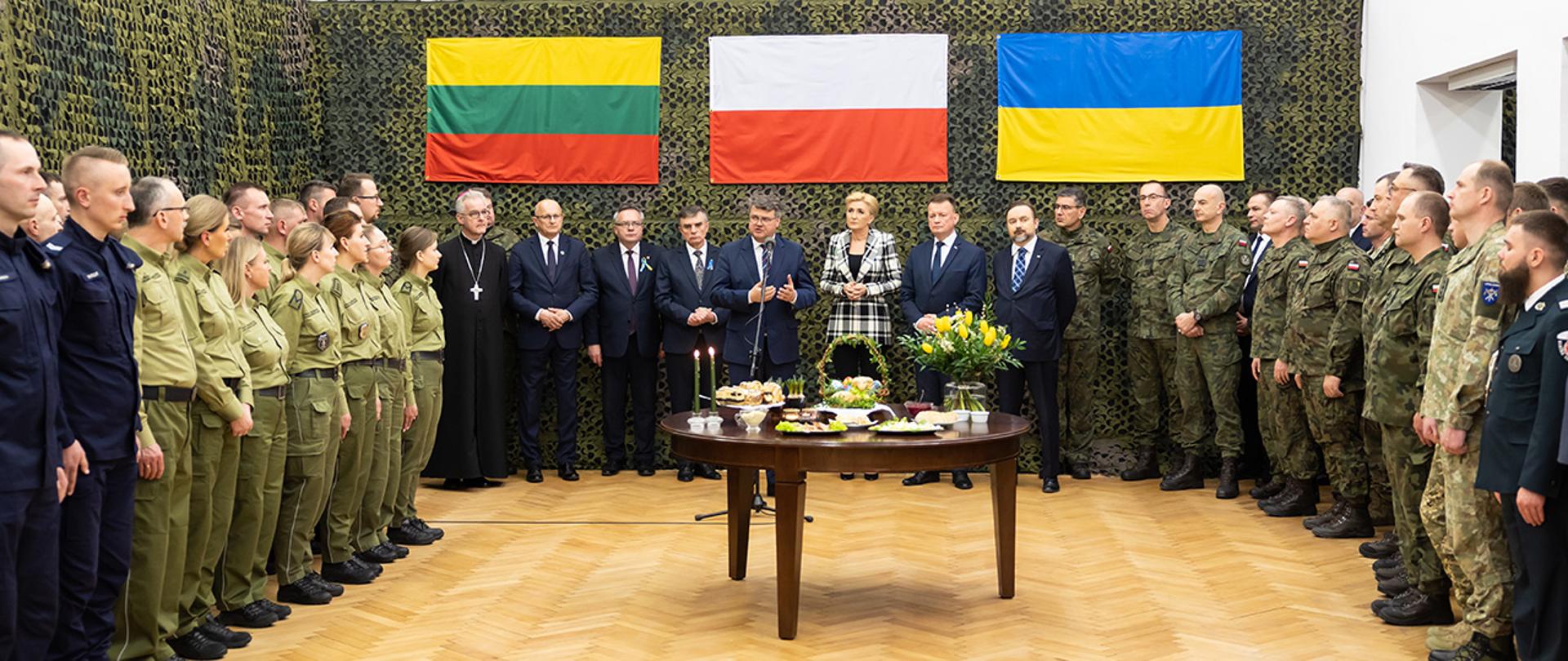 Na zdjęciu widać uczestników spotkania i przemawiającego wiceministra Macieja Wąsika.