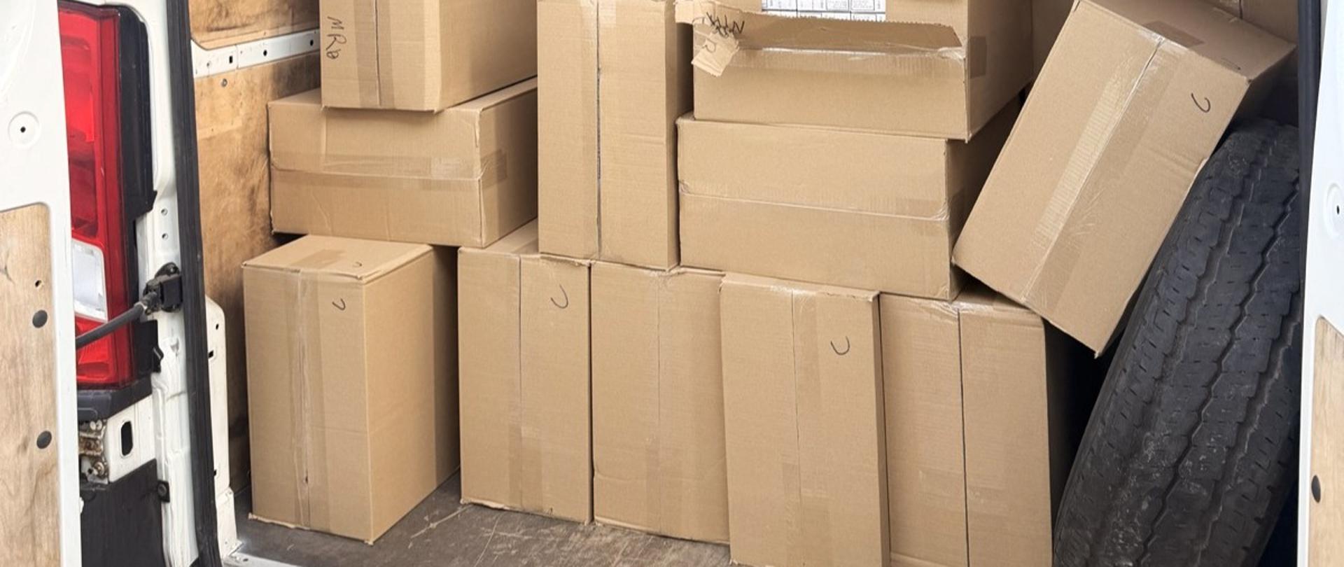 Paka busa w której znajdują się kartony z nielegalnymi papierosami 