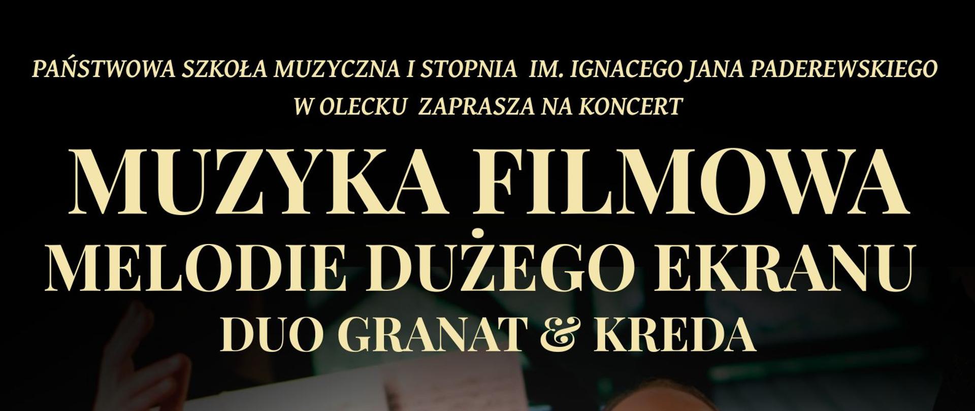 Plakat zapowiada koncert muzyki filmowej zatytułowany „Melodie dużego ekranu” w wykonaniu duetu fortepianowego. W górnej części znajdują się informacje organizatora – szkoły muzycznej. Centralnie umieszczono zdjęcie dwóch dorosłych osób grających na fortepianie, uśmiechniętych i unoszących ręce w geście radości. W dolnej części plakatu widnieją szczegóły wydarzenia: data 8 grudnia 2025 (poniedziałek), godzina 17:00 oraz miejsce – sala koncertowa. W prawym dolnym rogu znajduje się logo szkoły muzycznej.