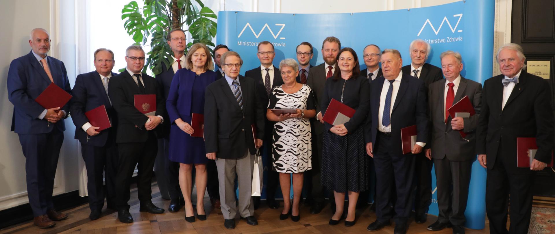 Odznaczenia dla 17-stu najbardziej zasłużonych dla ochrony zdrowia