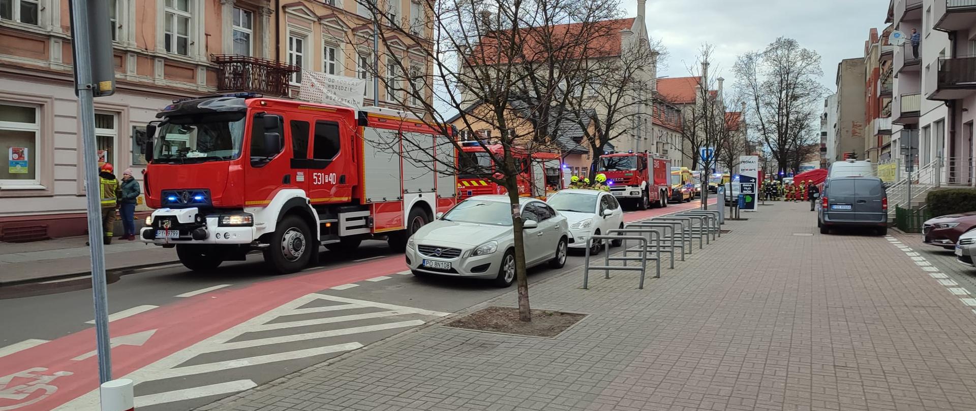 Pojazdy pożarnicze podczas zdarzenia.