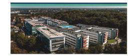 Panoramiczne zdjęcie przedstawiające Uniwersyteckie Centrum Kliniczne.