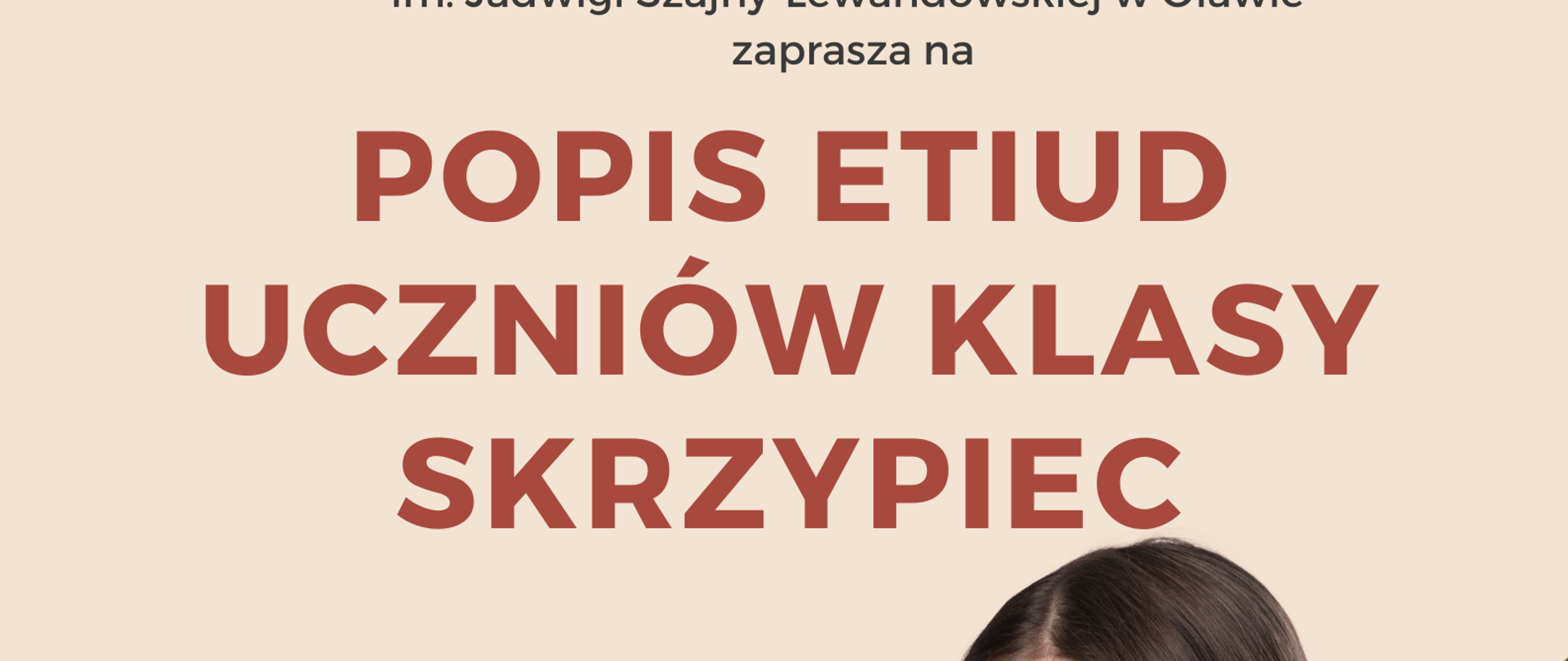 Plakat na beżowym tle. Na środku strony informacje o terminie i miejscu popisu klasy skrzypiec Pani Marii Surówki. W prawym dolnym rogu dziewczynka w białej koszuli stoi i gra smyczkiem na brązowych skrzypcach. 