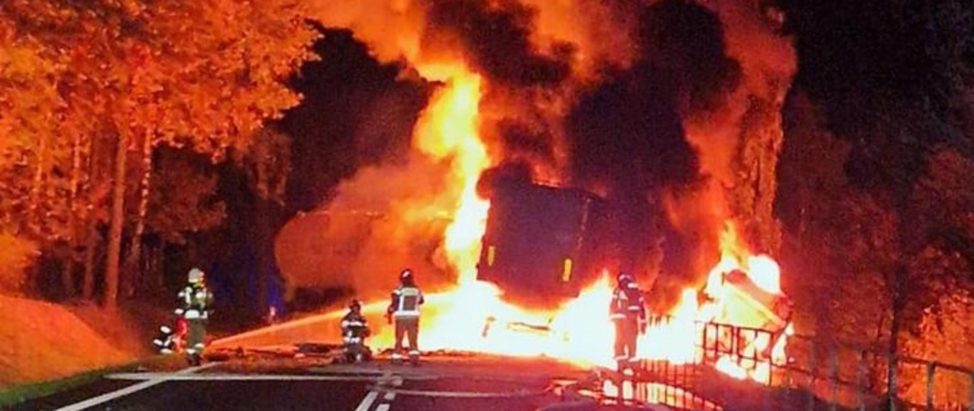 Ciężarówka i cysterna w płomieniach