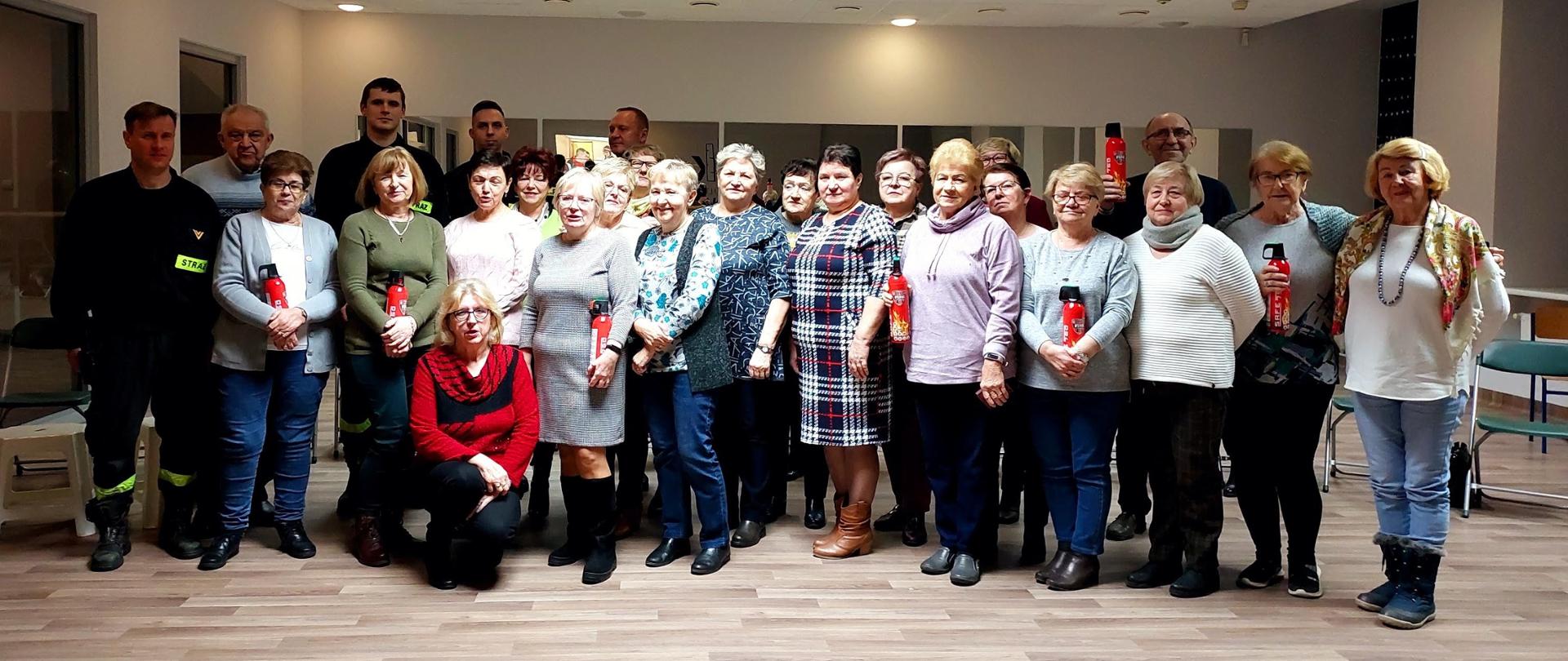 Zdjęcie grupowe wszystkich uczestników spotkania w sali miejskiego domu kultury w której prowadzone były zajęcia.