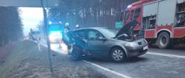 Wypadek dwóch samochodów osobowych. Na zdjęciu widać drugi z samochodów biorący udział w zderzeniu na drodze krajowej numer 32. Samochód znajduje się na drodze.