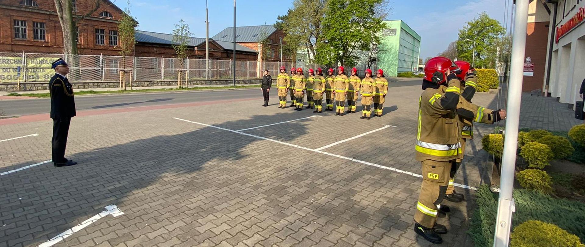 Na zdjęciu funkcjonariusze Komendy Powiatowej PSP w Pleszewie podczas uroczystego podniesienia flagi państwowej.