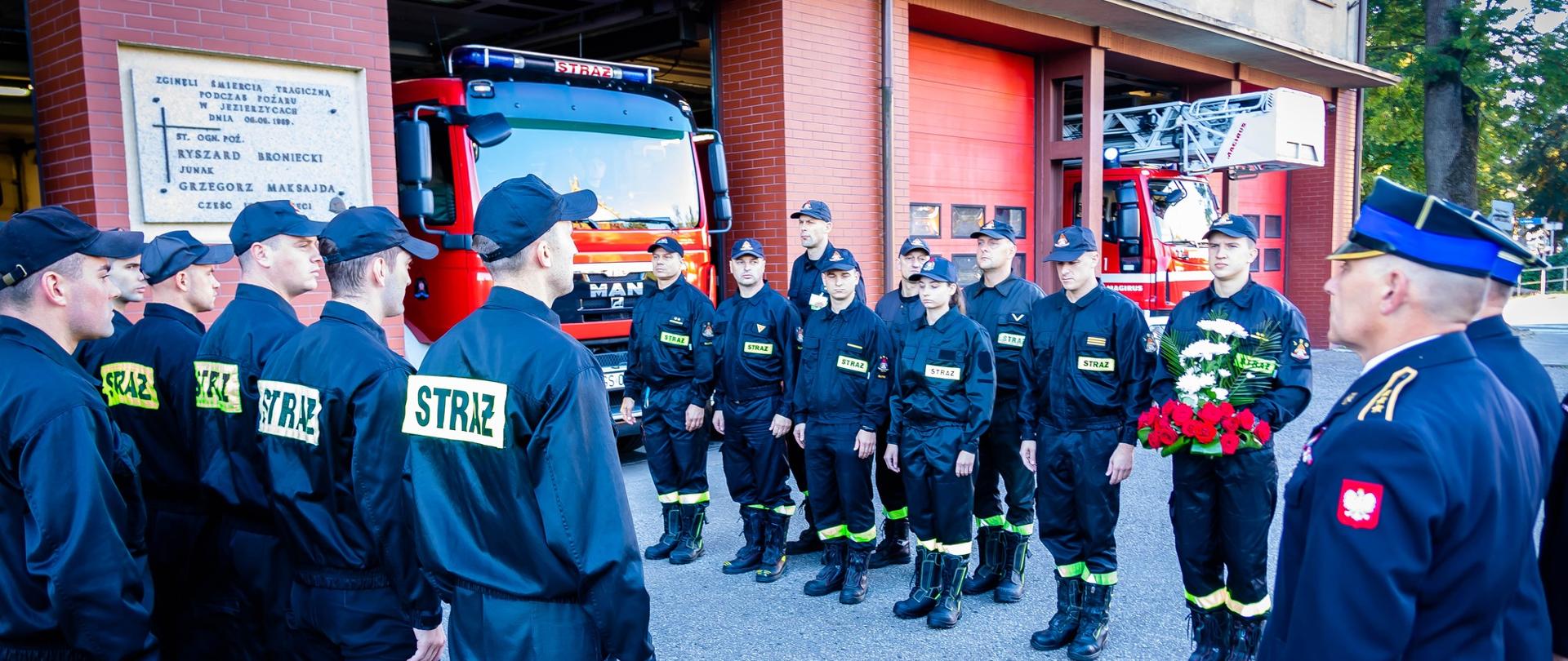 Zdjęcie przedstawia funkcjonariuszy KM PSP podczas składania hołdu poległym. 