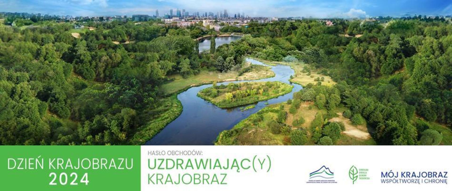 Widok z góry na rzekę i drzewa. W oddali na horyzoncie miasto. Ma dole napis dzień krajobrazu 2024, hasło obchodów Uzdrawiający krajobraz, logotyp i napis Mój krajobraz współtworzę i chronię.