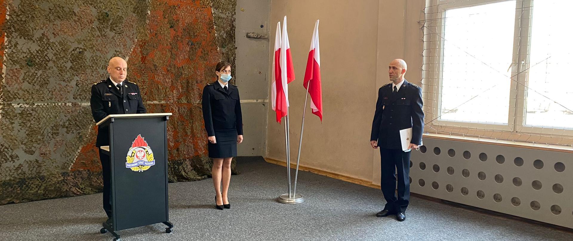 Komendant Miejski Państwowej Straży Pożarnej w Zabrzu przemawia zza mównicy.