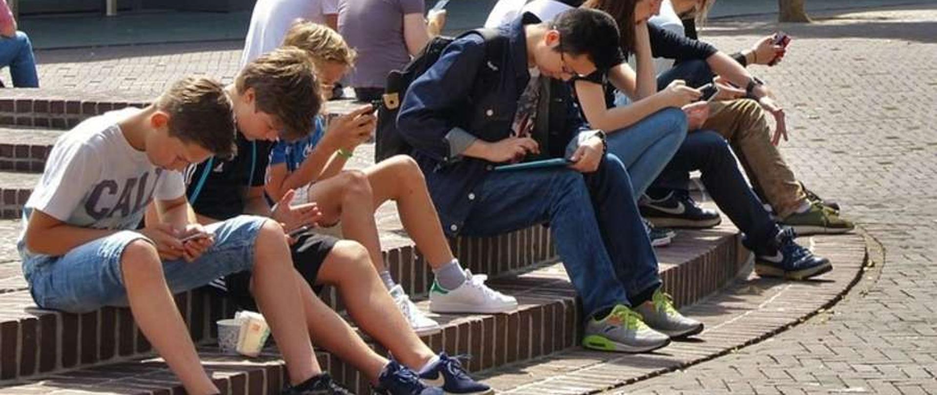 Grupa nastolatków przy smartfonach