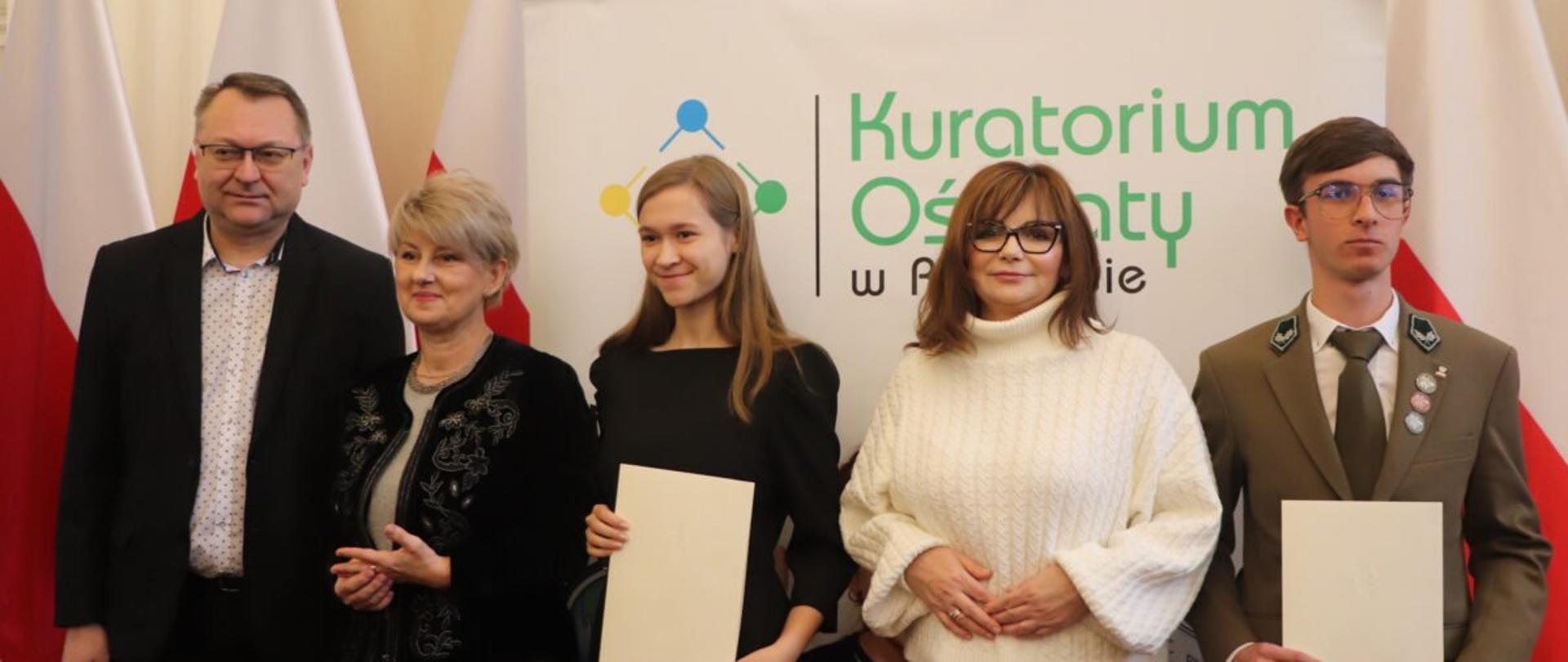 Wicewojewoda podkarpacki Jolanta Sawicka ze stypendystami Prezesa Rady Ministrów