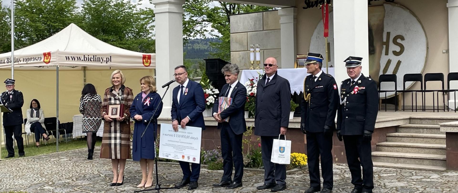 Zdjęcie przedstawia zaproszonych gości oraz organizatorów uroczystości w Bielinach.