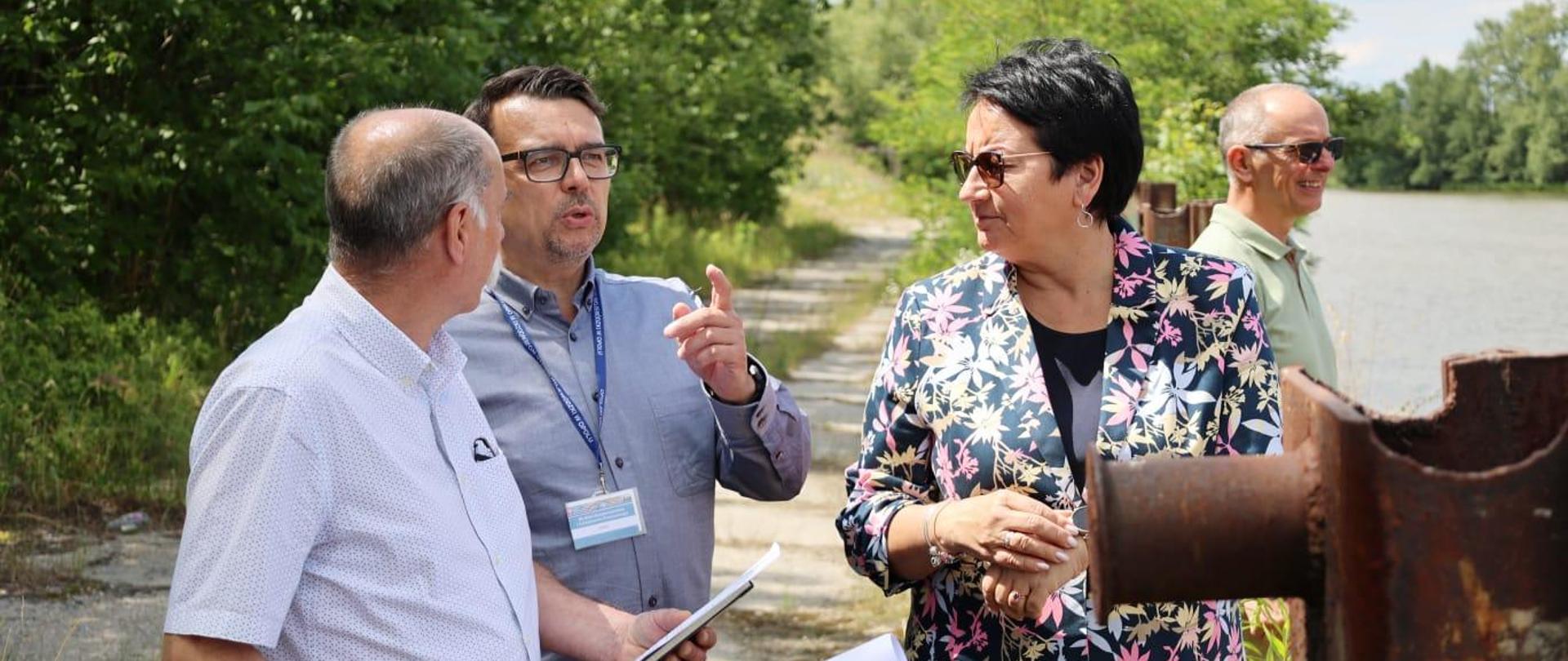 Terenowe posiedzenie Wojewódzkiego Zespołu Zarządzania Kryzysowego. Na zdjęciu Wojewoda Opolski Monika Jurek, Dyrektor Wydziału Bezpieczeństwa i Zarządzania Kryzysowego Piotr Tarapata oraz Zastępca Dyrektora Wydziału Bezpieczeństwa i Zarządzania Kryzysowego Stanisław Potoniec. 