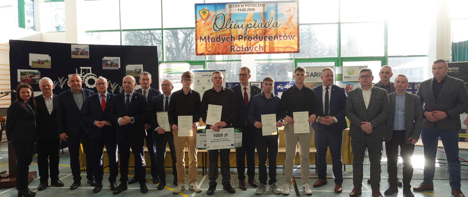 Na zdjęciu sponsorzy nagród, przedstawiciele władz regionalnych oraz uczniowie ZSCKR w Potoczku reprezentujący szkołę w Olimpiadzie. Potoczek 12.02.2026