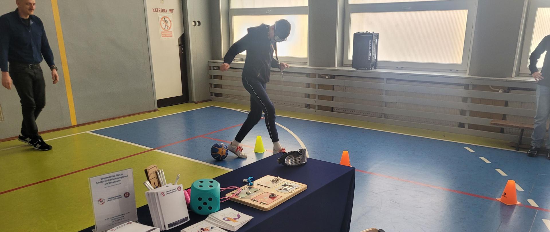 Uczniowie biorący udział w zajęciach edukacji zdrowotnej w szkolnej sali gimnastycznej