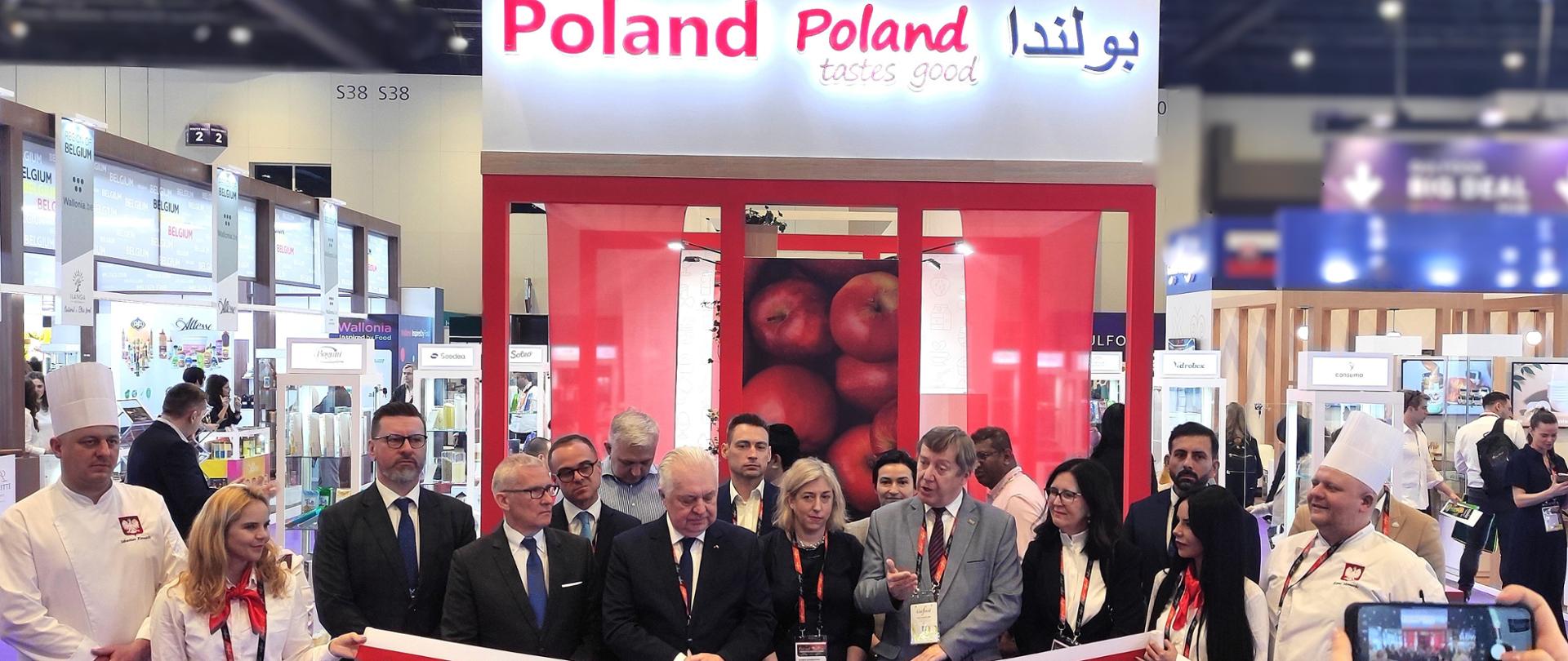 Uroczyste otwarcie stoiska Poland Tastes Good na dubajskich targach Gulfood 2026 przez Jana Szopińskiego, Zastępcę Dyrektora Generalnego KOWR, Jacka Czerniaka, Sekretarza Stanu w Ministerstwie Rolnictwa i Rozwoju Wsi, i Grzegorza Gawina, Szefa Misji przy Ambasadzie RP w Abu Zabi