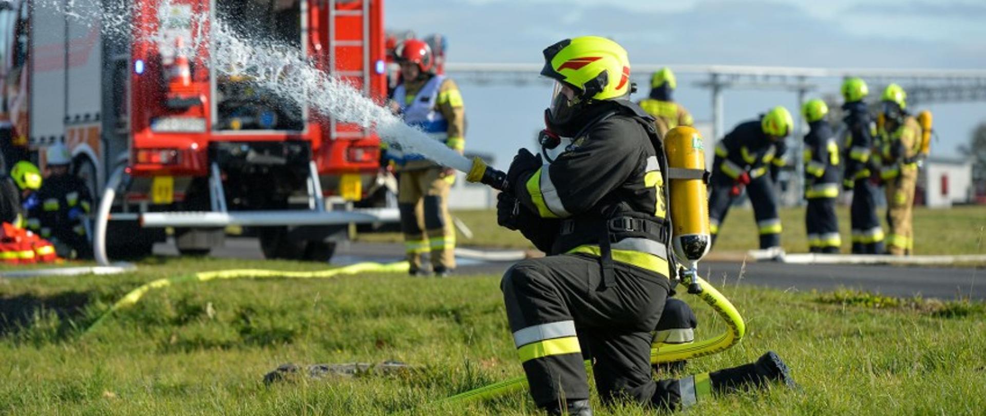 Na zdjęciu strażacy podczas ćwiczeń 