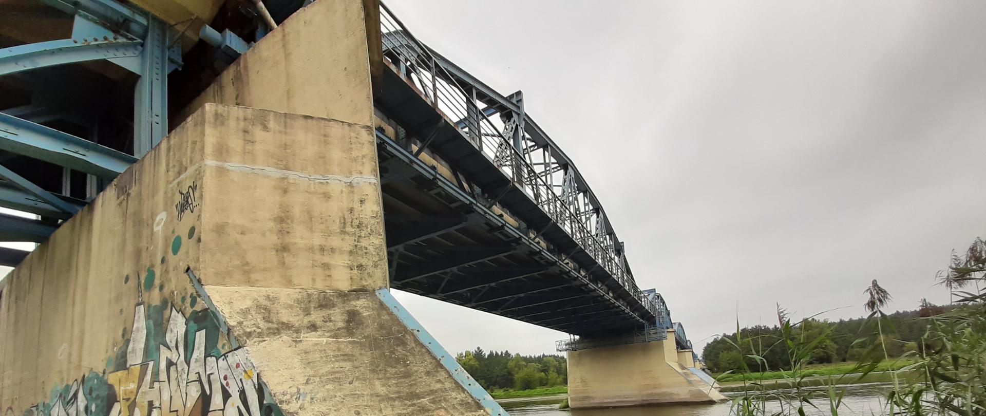 Most przez rzekę Bug, widoczny od dołu, z poziomu brzegu rzeki. 